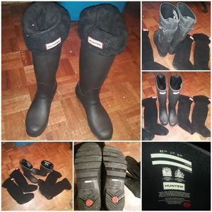 Like New "Hunter" Womens Size 7 Tall Heavy Duty Rubber Boot With 2 Pair Of Socks